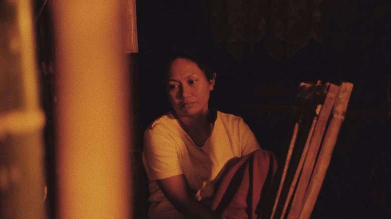 кадр из фильма Ang Nagliliyab na Kasaysayan ng Pamilya Dela Cruz