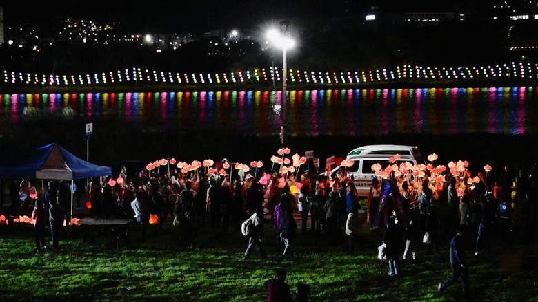 кадр из фильма 황폐한 사원에 걸린 달