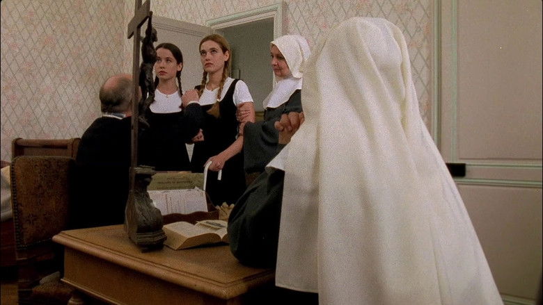 кадр из фильма Сиротки-вампиры