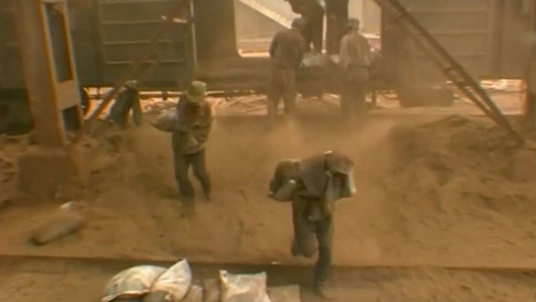 кадр из фильма 铁西区第一部：工厂