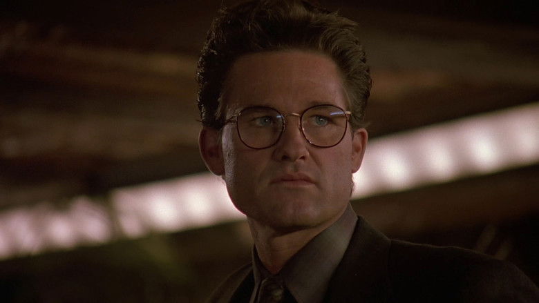 кадр из фильма Незаконное вторжение