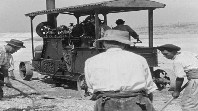 кадр из фильма Lyon, travaux au canal de Jonage: Machine à damer