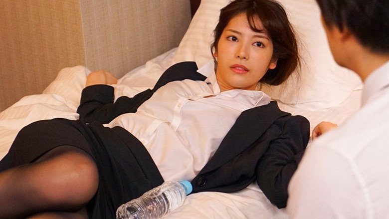 кадр из фильма IPX-398 出張先の部屋NTRで一晩中上司にクビになった女性従業員
