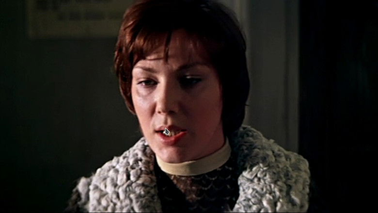 кадр из фильма Хлеб, золото, наган