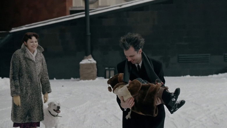 кадр из фильма ДАУ. Нора мама