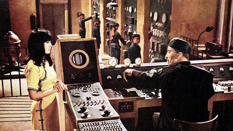 кадр из фильма Невесты Фу Манчу