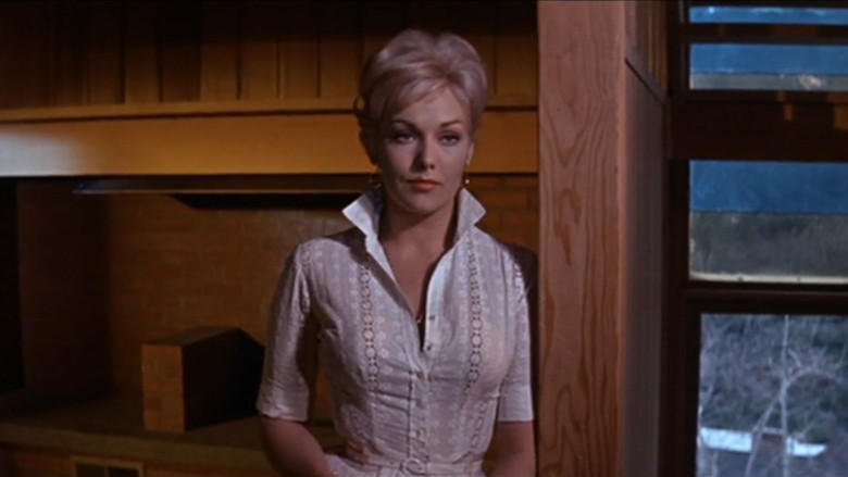 кадр из фильма Мы незнакомы, когда встречаемся