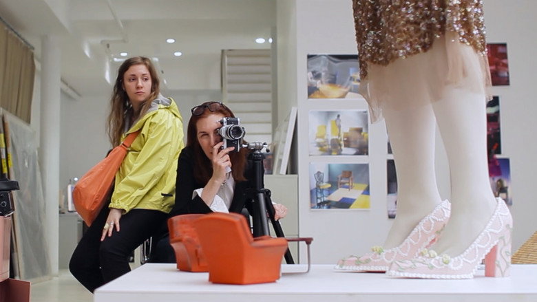 кадр из фильма Крошечная мебель