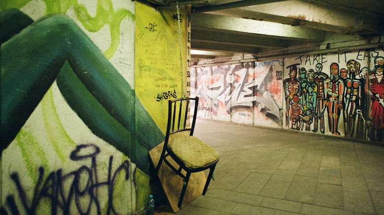 кадр из фильма На чём сидят в Тбилиси