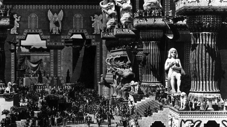 кадр из фильма Нетерпимость