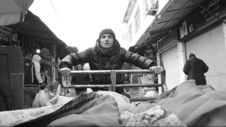 кадр из фильма وەک پەڵەیەک