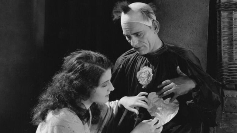 кадр из фильма Тот, кто получает пощёчины