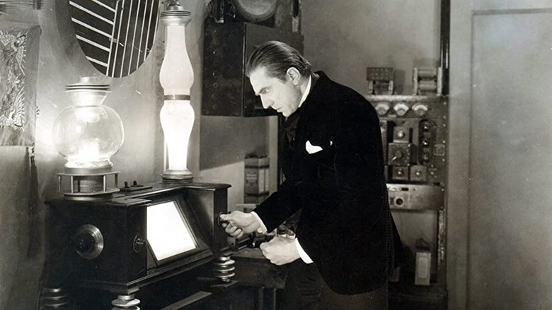 кадр из фильма The Whispering Shadow