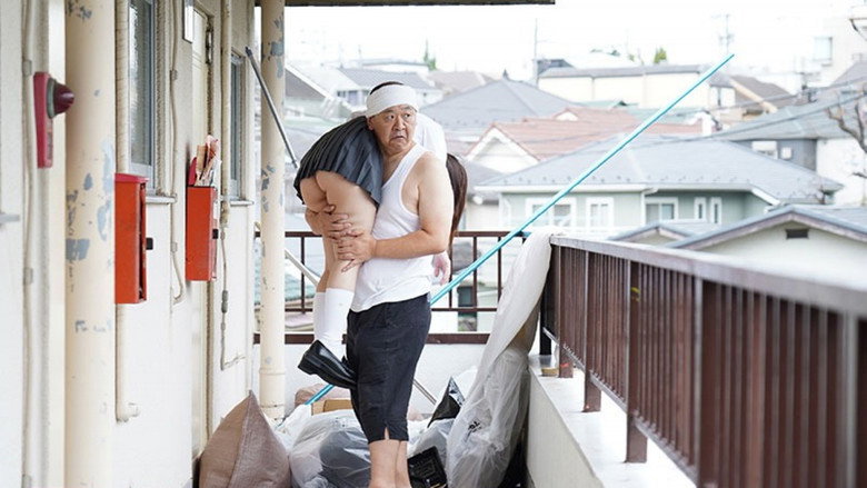 кадр из фильма 時間停止できるゴミ部屋オヤジに狙われたJ系のワタシ…。　停止中もねっちょり絶倫ピストン突かれ10発濃厚中出し ストップ解除で訪れる蓄積分の快感にのけ反り痙攣ガクガク潮吹きアクメオーガズム
