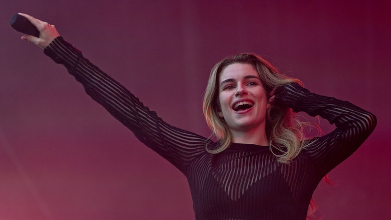 кадр из фильма Adèle Castillon en concert aux Vieilles Charrues 2025