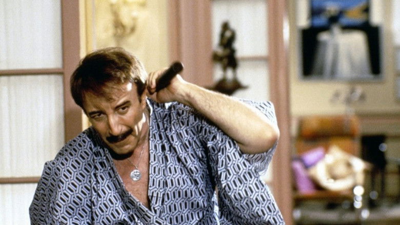 кадр из фильма Розовая пантера наносит ответный удар