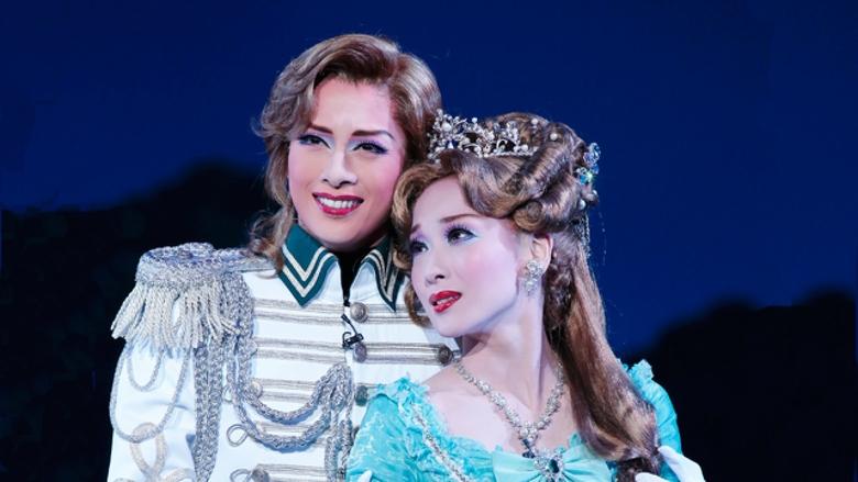 кадр из фильма ベルサイユのばら―フェルゼンとマリー・アントワネット編―