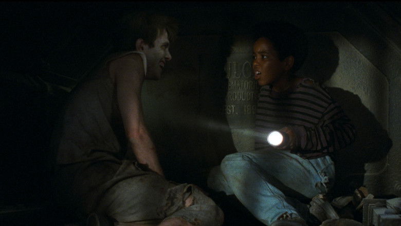 кадр из фильма Люди под лестницей