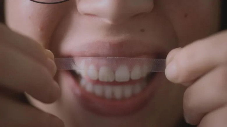 кадр из фильма Des dents blanches... au rire jaune !