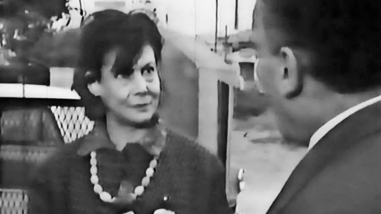 кадр из фильма Η μικρή ζητιάνα