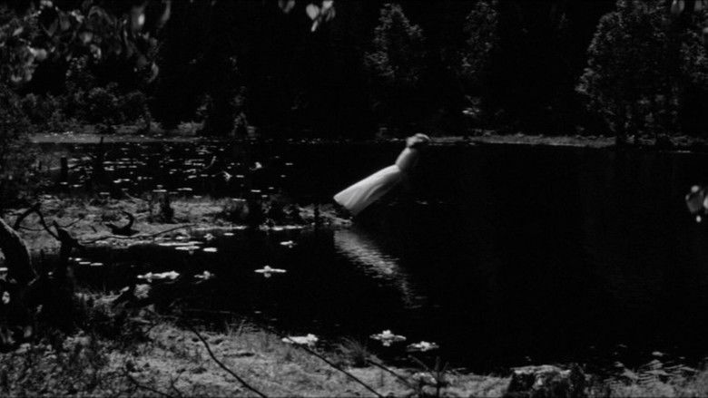 кадр из фильма Мёртвое озеро