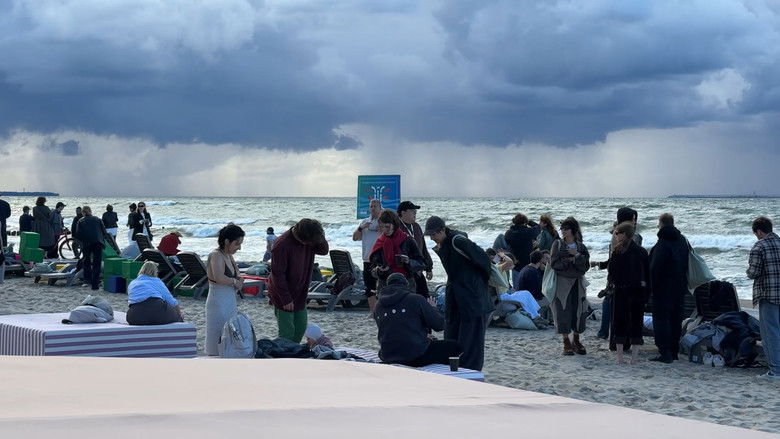 кадр из фильма Закрытие