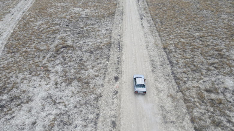 кадр из фильма Kaybolan Sularda Pedal Çevirmek