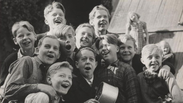 кадр из фильма Ti gutter og en gjente