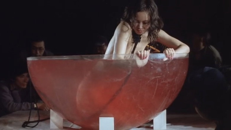 кадр из фильма 縄と乳房