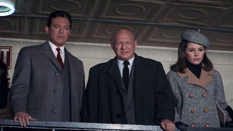 кадр из фильма Долина кукол