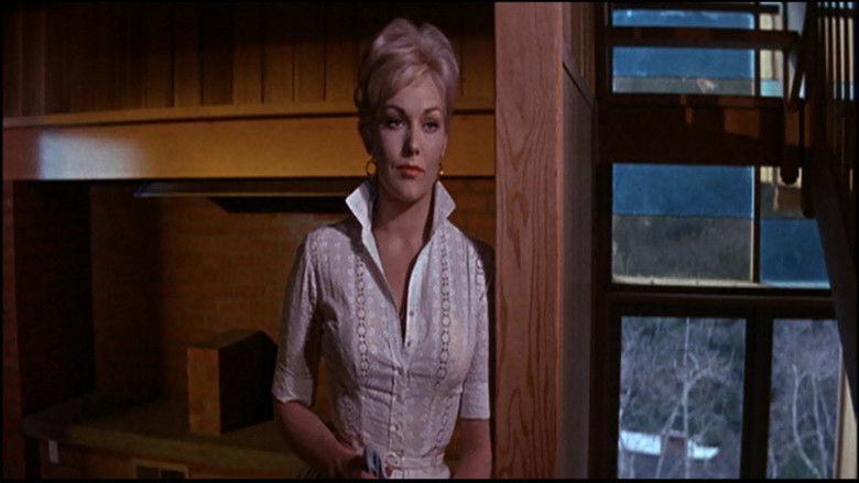 кадр из фильма Мы незнакомы, когда встречаемся