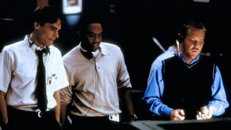 кадр из фильма Контроль земли