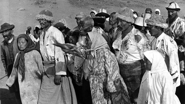 кадр из фильма Первый учитель