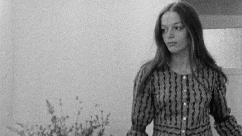 кадр из фильма L'Enfant aimé ou Je joue à être une femme mariée