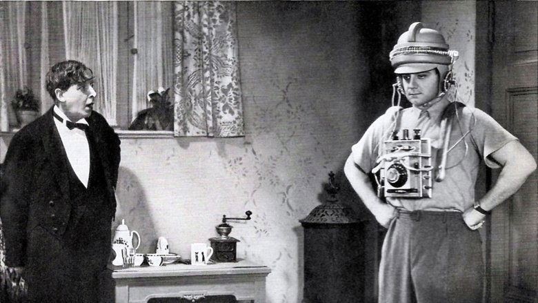 кадр из фильма Невидимый идёт по городу