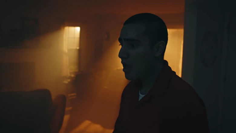 кадр из фильма When the Pizza Delivery Guy Walks in on a Robbery