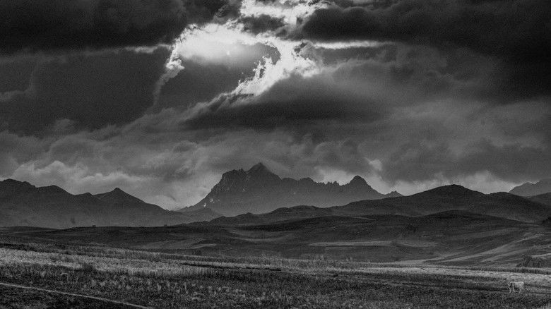 кадр из фильма Cumbres y cenizas