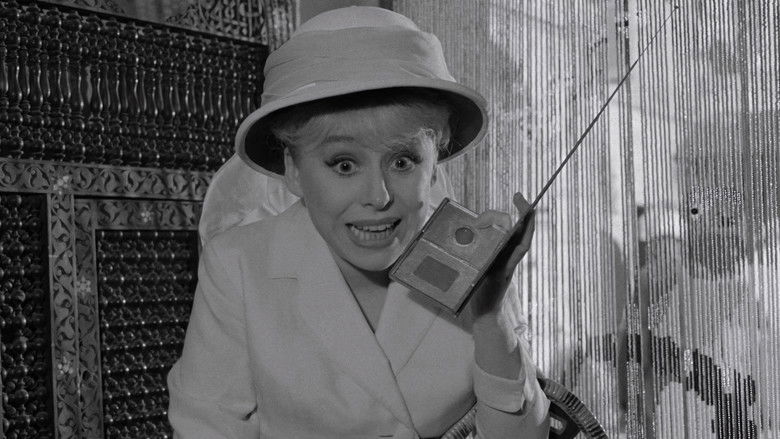 кадр из фильма Так держать, шпионы!