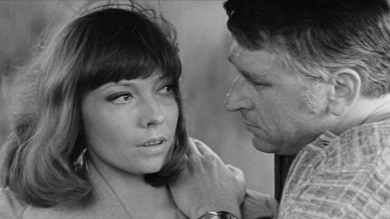 кадр из фильма Быть лишним