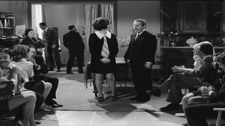 кадр из фильма Η ωραία του κουρέα