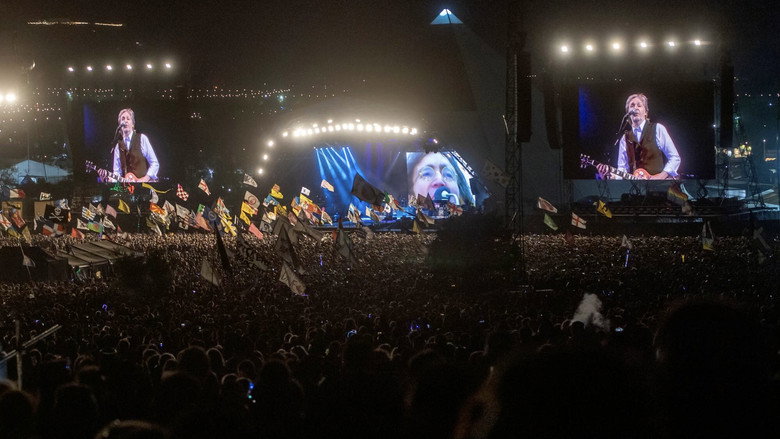 кадр из фильма Paul McCartney at Glastonbury Festival