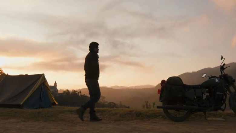 кадр из фильма Голубое небо, зелёное море, красная земля