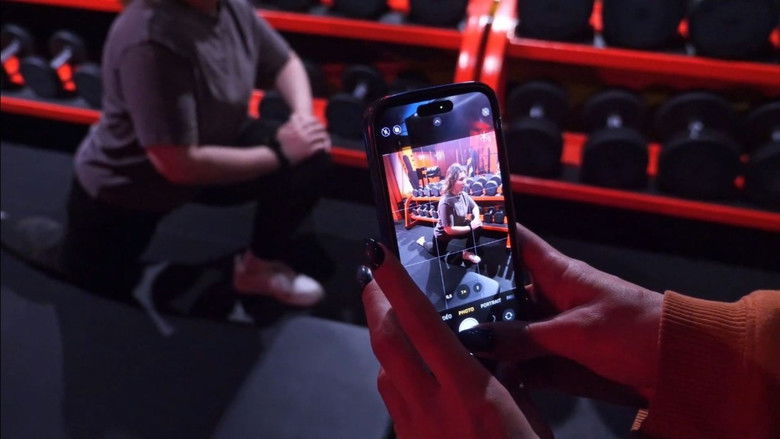 кадр из фильма Des pecs et des fesses