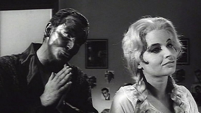 кадр из фильма Чудовища