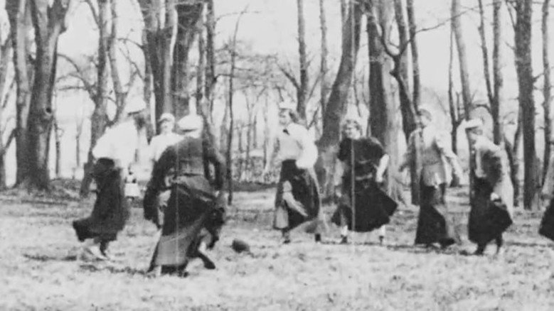 Kvinnliga akademiska fotbollsklubben Virginia: Ko-misk!