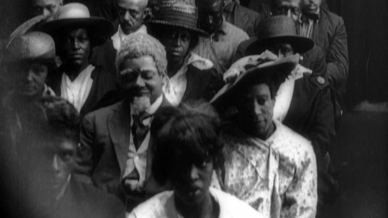 кадр из фильма В нашем дворе