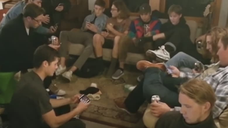 кадр из фильма No Bummer Summer