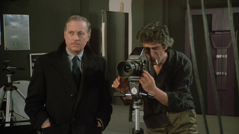 кадр из фильма Умирают только дважды