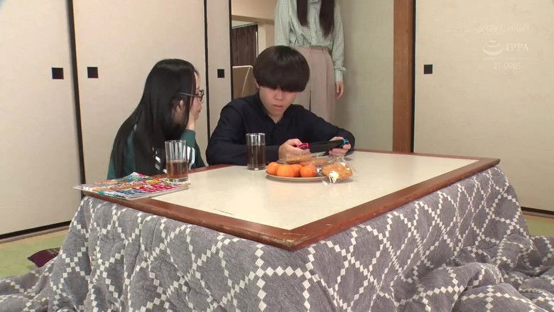 кадр из фильма 彼女の巨乳お姉さんはこたつ内で平然と生ハメ尻を押しつけ誘惑中出しさせる超絶倫喪女