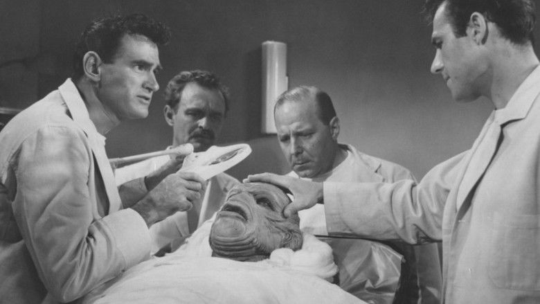 кадр из фильма Тварь ходит среди нас